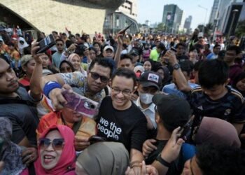 Jadi magnet di CFD Jakarta, Anies dikerubungi warga dengan antusias