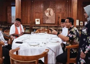 Anies Baswedan menyambut kedatangan cagub-cawagub Pramono-Rano di kediamannya