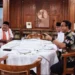 Anies Baswedan menyambut kedatangan cagub-cawagub Pramono-Rano di kediamannya