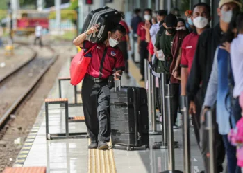 Anies gunakan jasa porter sambil titip pesan
