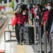 Anies gunakan jasa porter sambil titip pesan