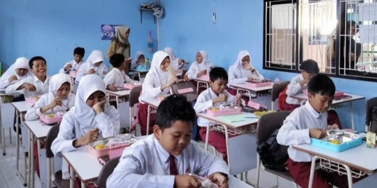 Bakal gagal? Media asing beritakan murid SD yang keracunan makanan di program Prabowo