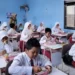 Bakal gagal? Media asing beritakan murid SD yang keracunan makanan di program Prabowo
