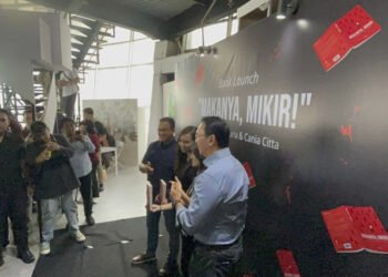 Ketika Anies-Ahok bersalaman dan berpelukan di acara peluncuran buku