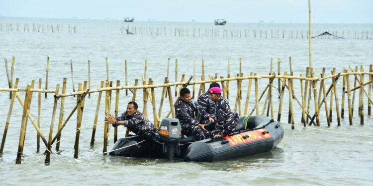 Warga dukung TNI AL bongkar pagar laut di Tangerang