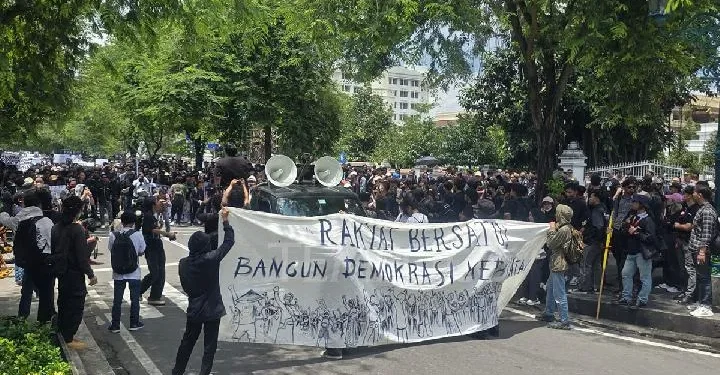Aksi mahasiswa di Yogyakarta kritik Prabowo-Gibran dan oligarki politik