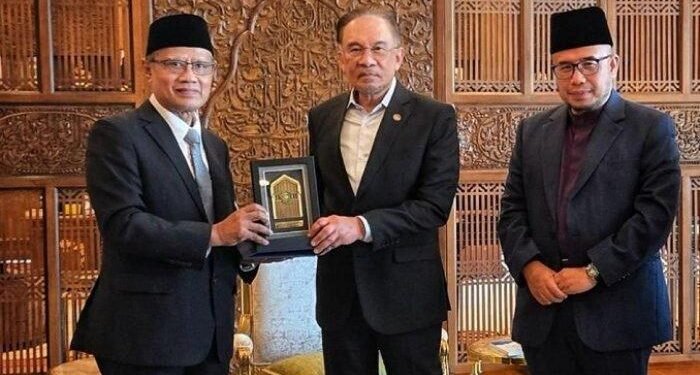 Haedar Nashir lapor perkembangan Universiti Muhammadiyah Malaysia ke PM Anwar Ibrahim