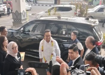 Relawan Yogyakarta sambut kedatangan Anies Baswedan di UGM