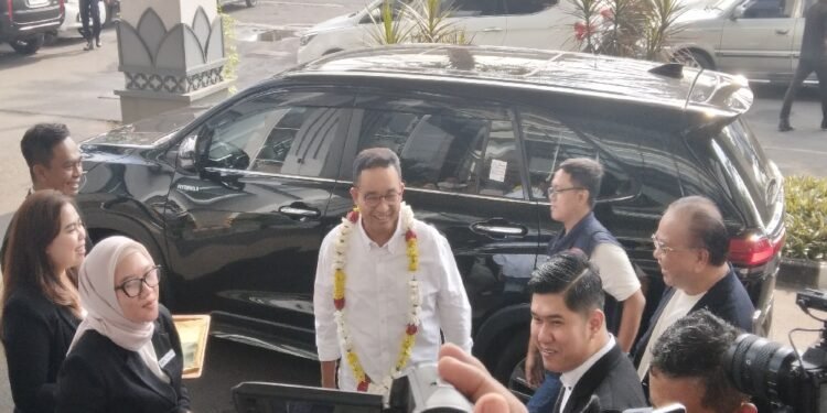 Relawan Yogyakarta sambut kedatangan Anies Baswedan di UGM