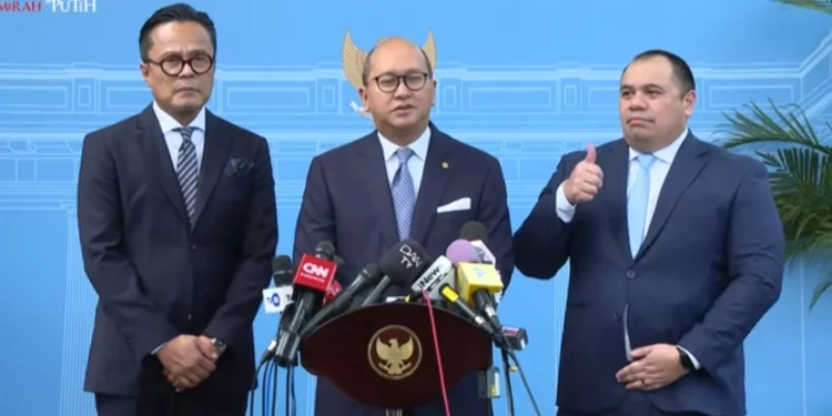 Rosan Roeslani harus mundur dari posisi menteri