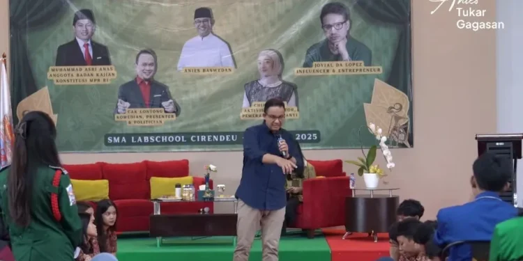 Anies  di labschool UNJ: perlukah anak muda belajar berdemokrasi?
