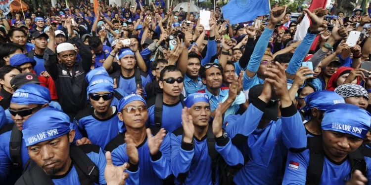 May Day: ancaman PHK massal mengintai