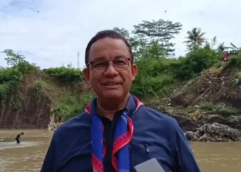 Anies ajak masyarakat desa Bantargadung bangun jembatan