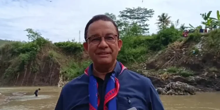Anies ajak masyarakat desa Bantargadung bangun jembatan