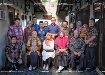 Anies Wakili ibunya, Prof. Aliyah, di Acara Pamitan Guru Besar UAD