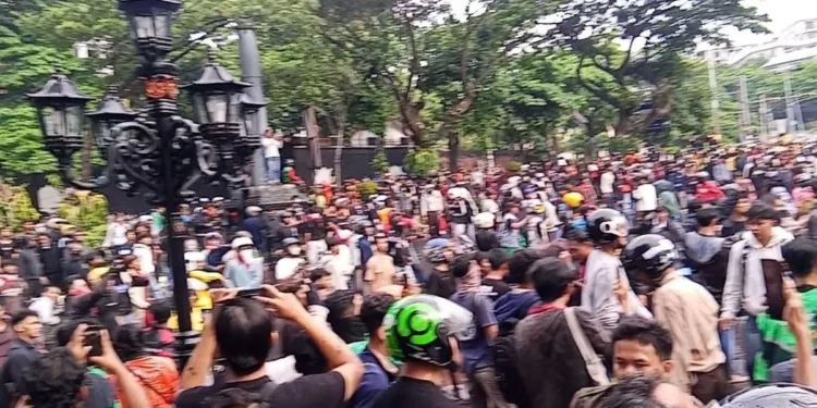 Demo ojol masif dan rusuh: imbas kemarahan rakyat hidup tercekik
