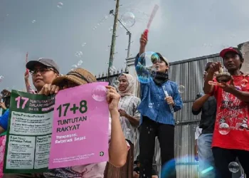 Di balik aksi 17+8: ada tiga patron besar