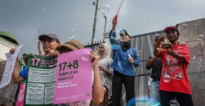 Di balik aksi 17+8: ada tiga patron besar