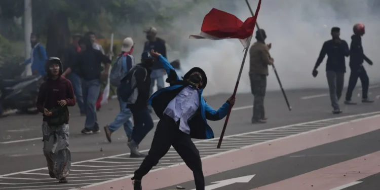 Kerusuhan tanpa aktor mungkin dilakukan pemuda kota yang terimbas krisis multi dimensi